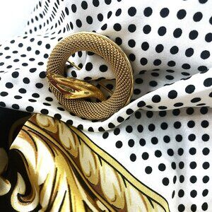 Retro Gold Mesh Infinity Circle with Middle Leaf Gold Toned 1980's Brooch
